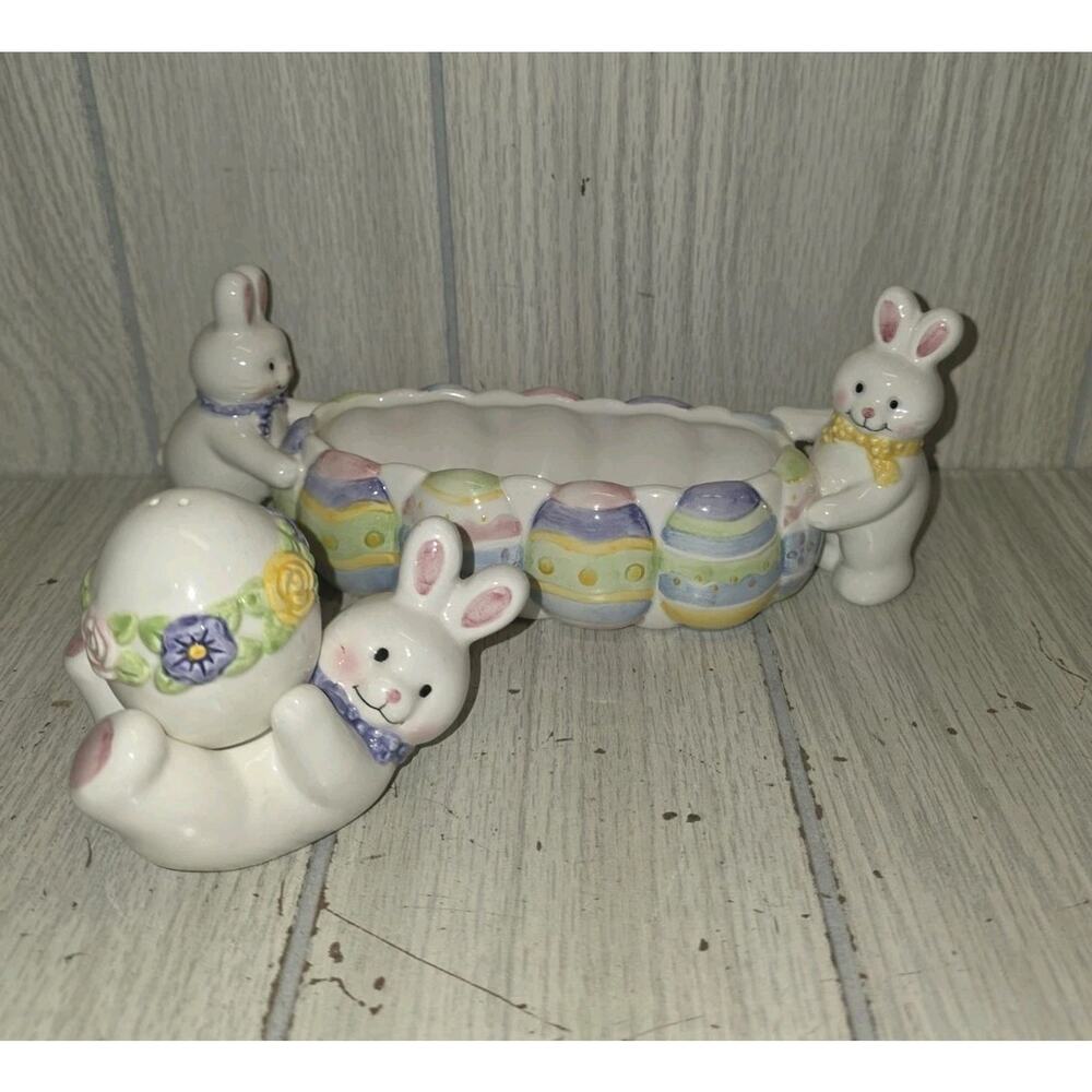 Vtg Hallmark Easter Bunny Center Piece With Bunny And Egg Salt N Pepper Shakers